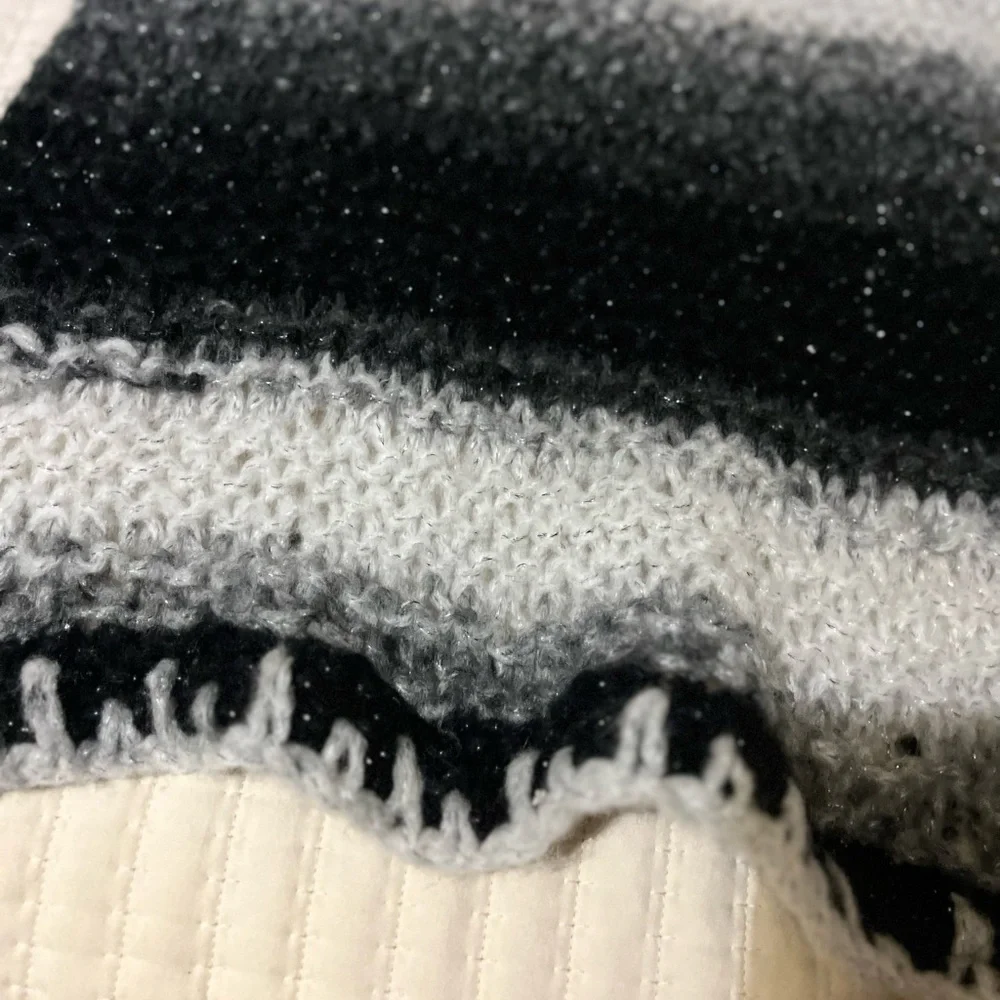 Elegant Black and Gray Knit Scarf‎ small pull see pic